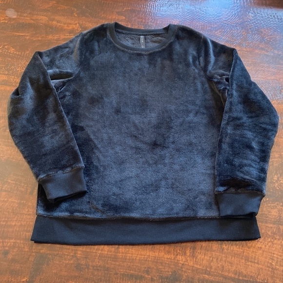 Gaiam Plush Pullover Black Size Medium - Picture 3 of 14
